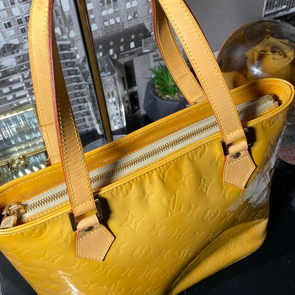 Authentic Louis Vuitton Vernis Shoulder Bag - Picture 8 of 17